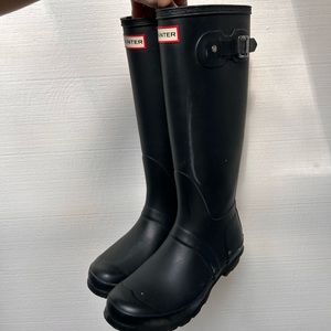 Black hunter rain boots! Good condition, only wore for one season.